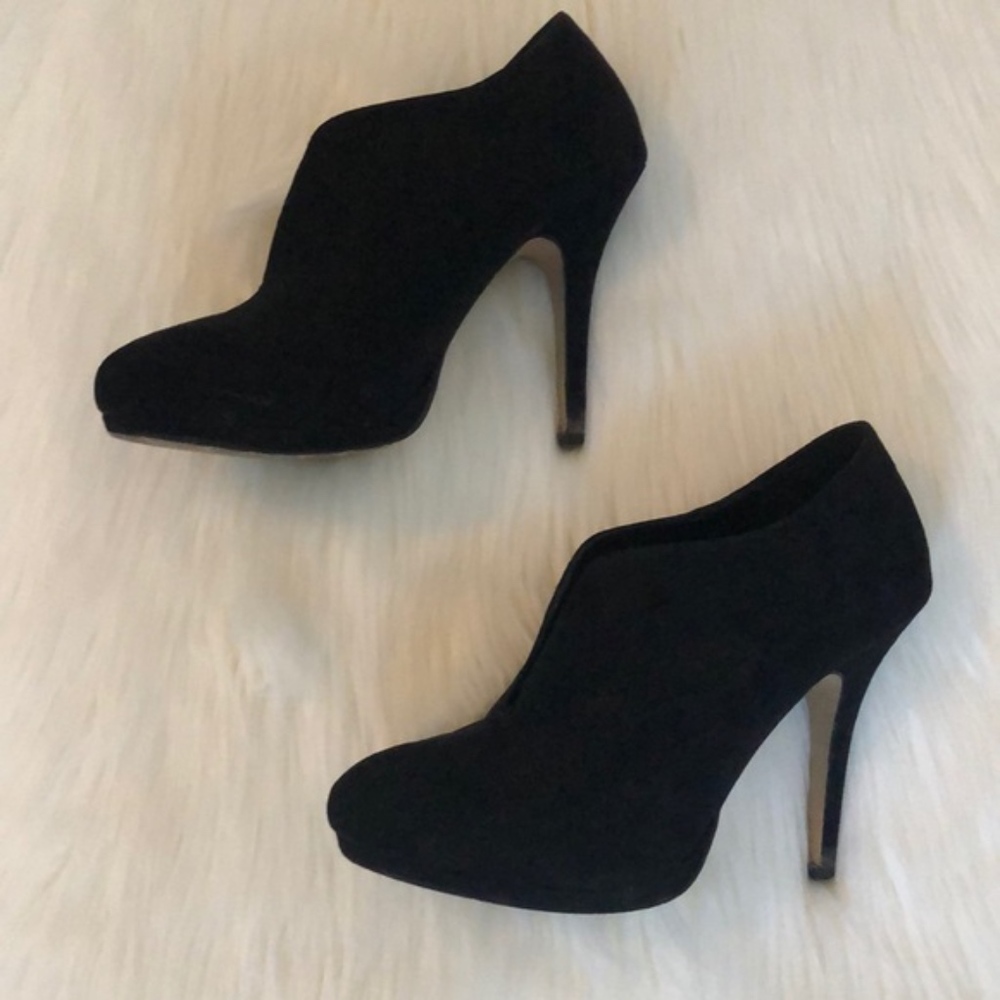 Apt. 9 Black Sueded Ankle Bootie Heel Pumps